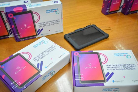 El Gobierno provincial entregó hoy más de 700 tablets a vecinos del barrio Juan Manuel de Rosas en la zona norte de la ciudad y a los barrios 9 de Julio y La Loma de Tartagal