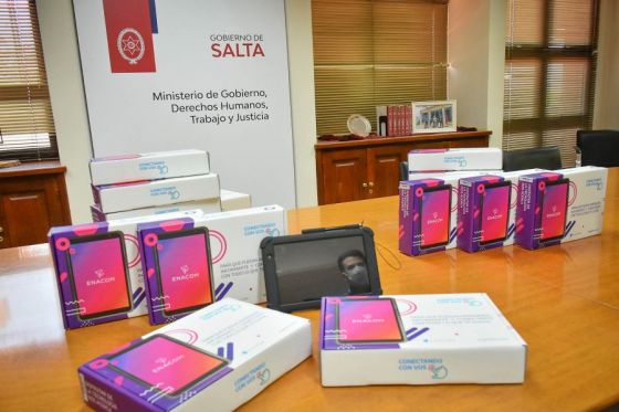 El Gobierno provincial entregó hoy más de 700 tablets a vecinos del barrio Juan Manuel de Rosas en la zona norte de la ciudad y a los barrios 9 de Julio y La Loma de Tartagal