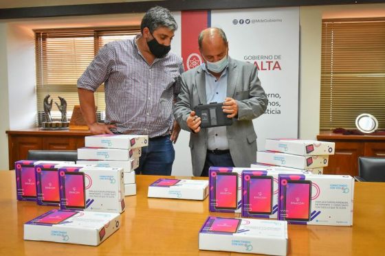 El Gobierno provincial entregó hoy más de 700 tablets a vecinos del barrio Juan Manuel de Rosas en la zona norte de la ciudad y a los barrios 9 de Julio y La Loma de Tartagal