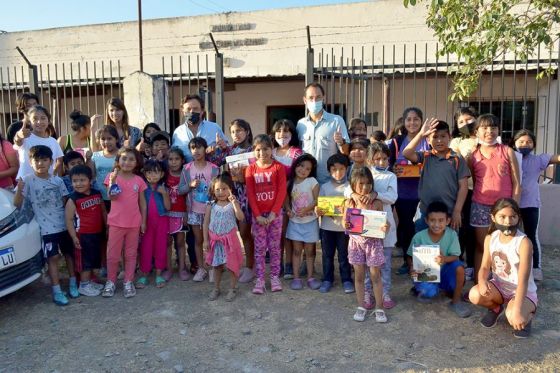 El gobernador Gustavo Sáenz visitó la sede de extensión cultural de la Casita de Belén en el barrio 17 de Octubre, al norte de la ciudad, donde entregó tablets del programa “Conectando con Vos” de ENACOM