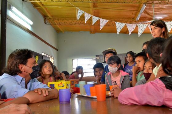 El gobernador Gustavo Sáenz visitó la sede de extensión cultural de la Casita de Belén en el barrio 17 de Octubre, al norte de la ciudad, donde entregó tablets del programa “Conectando con Vos” de ENACOM