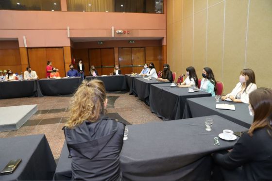 La ministra de Desarrollo Social, Verónica Figueroa, junto a la Secretaria de Primera Infancia, Niñez y Familia, Rosa Araya, encabezaron la presentación del proyecto “Para cada niña, niño y adolescente una oportunidad”