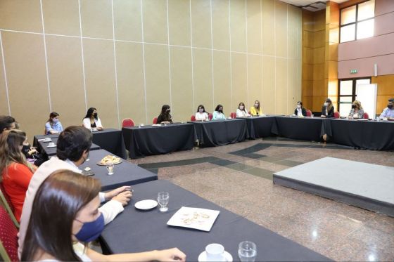 La ministra de Desarrollo Social, Verónica Figueroa, junto a la Secretaria de Primera Infancia, Niñez y Familia, Rosa Araya, encabezaron la presentación del proyecto “Para cada niña, niño y adolescente una oportunidad”