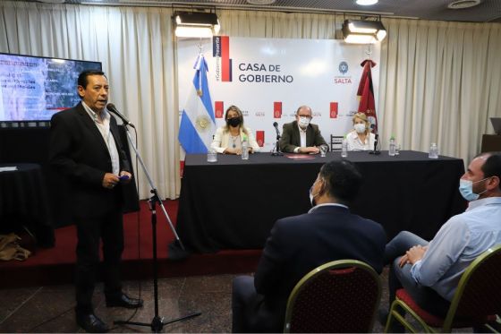 El ministro de Infraestructura, Sergio Camacho, firmó convenios con municipios del Valle de Lerma para la recuperación y reactivación del ramal C-13 y la puesta en marcha de un tren urbano de pasajeros entre Cerrillos y Coronel Moldes