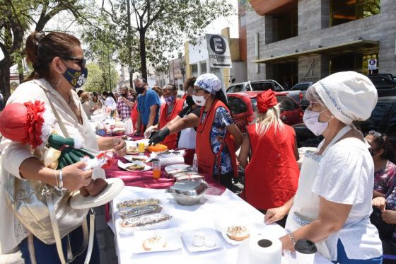 El gobernador Gustavo Sáenz estuvo presente en la muestra que los alumnos de la Universidad Abierta de la Tercera Edad (Unate) realizó en plaza Belgrano