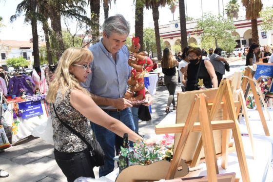 El gobernador Gustavo Sáenz estuvo presente en la muestra que los alumnos de la Universidad Abierta de la Tercera Edad (Unate) realizó en plaza Belgrano