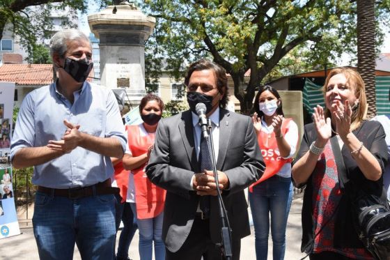 El gobernador Gustavo Sáenz estuvo presente en la muestra que los alumnos de la Universidad Abierta de la Tercera Edad (Unate) realizó en plaza Belgrano