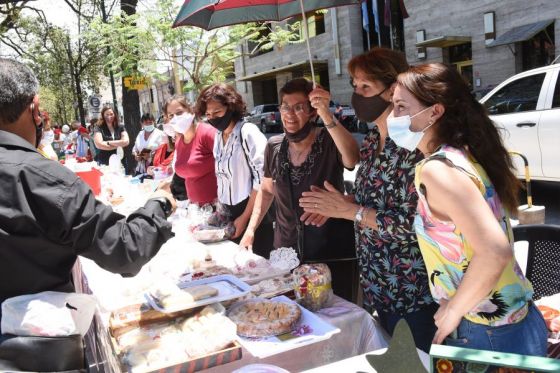 El gobernador Gustavo Sáenz estuvo presente en la muestra que los alumnos de la Universidad Abierta de la Tercera Edad (Unate) realizó en plaza Belgrano