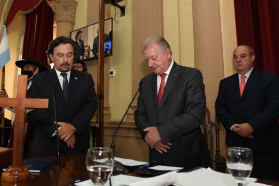 l gobernador Gustavo Sáenz juró la reformada Constitución de Salta, en un acto que se cumplió en la Legislatura salteña.