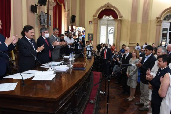 l gobernador Gustavo Sáenz juró la reformada Constitución de Salta, en un acto que se cumplió en la Legislatura salteña.