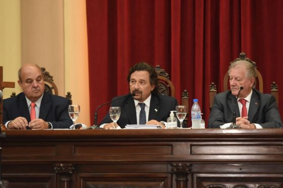 l gobernador Gustavo Sáenz juró la reformada Constitución de Salta, en un acto que se cumplió en la Legislatura salteña.