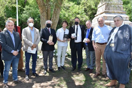 Autoridades nacionales y provinciales recorrieron el espacio donde estará emplazado el monumento escultórico que representa los últimos momentos de vida del Héroe Nacional.