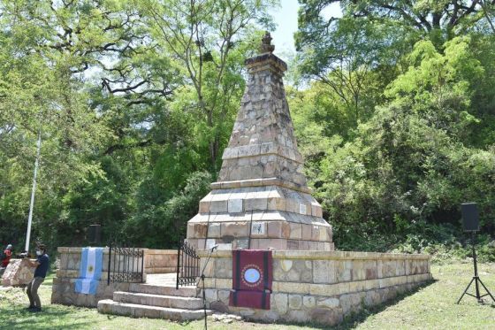 Autoridades nacionales y provinciales recorrieron el espacio donde estará emplazado el monumento escultórico que representa los últimos momentos de vida del Héroe Nacional.