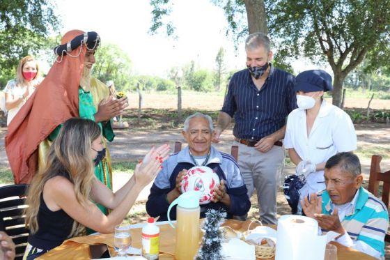 Juan Carlos Villamayor, secretario de las Personas Mayores, participó en Chicaona del desayuno especial que se les ofreció a los residentes del hogar rural Las Moras.