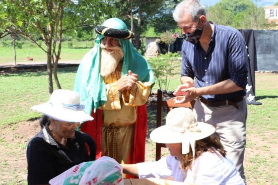 Juan Carlos Villamayor, secretario de las Personas Mayores, participó en Chicaona del desayuno especial que se les ofreció a los residentes del hogar rural Las Moras.