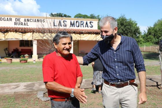 Juan Carlos Villamayor, secretario de las Personas Mayores, participó en Chicaona del desayuno especial que se les ofreció a los residentes del hogar rural Las Moras.