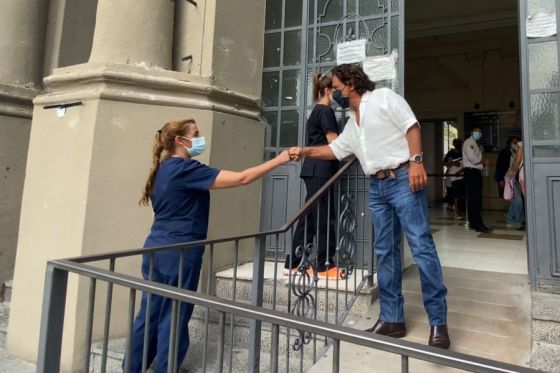 Agradeció al personal de salud por el enorme trabajo que están realizando e insto a los salteños a completar su esquema de vacunación, considerando que “es la forma más segura de protegernos”