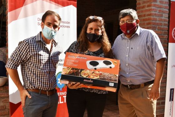 La Secretaría de Participación Ciudadana, en conjunto con la Secretaria de Personas Mayores realizó la entrega de 18 anafes eléctricos para abuelos del club “Nuestra Señora del Carmen” de barrio San Antonio.