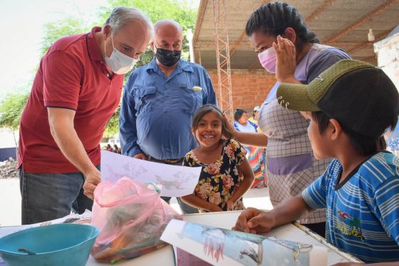 Consiste en la provisión de raciones de comida saludable y el dictado de talleres formativos y recreativos para niños y niñas de Nivel Inicial, Primario y menores de 5 años.