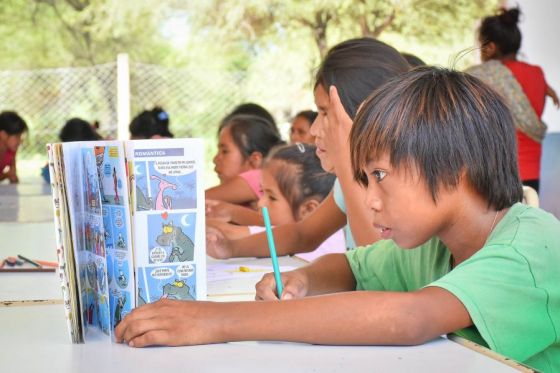 Consiste en la provisión de raciones de comida saludable y el dictado de talleres formativos y recreativos para niños y niñas de Nivel Inicial, Primario y menores de 5 años.