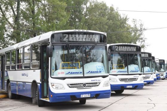 El gobernador Gustavo Sáenz encabezó esta mañana la presentación de 20 nuevas unidades de Saeta que permitirán el recambio de su flota, el aumento de las frecuencias y mayor comodidad para los usuarios del Área Metropolitana.