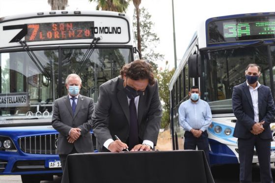 El gobernador Gustavo Sáenz encabezó esta mañana la presentación de 20 nuevas unidades de Saeta que permitirán el recambio de su flota, el aumento de las frecuencias y mayor comodidad para los usuarios del Área Metropolitana.