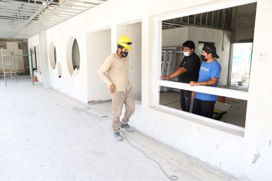 El ministro de Educación informó sobre el inicio de la obra del edificio nuevo de la Escuela Especial Virgen del Rosario y recorrió el terreno donde próximamente se comenzará a ejecutar.