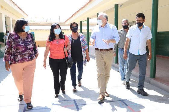 El ministro de Educación informó sobre el inicio de la obra del edificio nuevo de la Escuela Especial Virgen del Rosario y recorrió el terreno donde próximamente se comenzará a ejecutar.