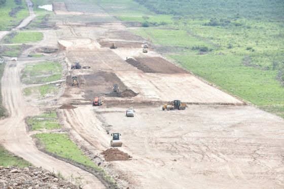 El ministro de Economía y Servicios Públicos, Roberto Dib Ashur, supervisó el avance de los trabajos que se realizan para la construcción de la circunvalación noroeste que unirá la ruta provincial 28 con la avenida Bolivia.