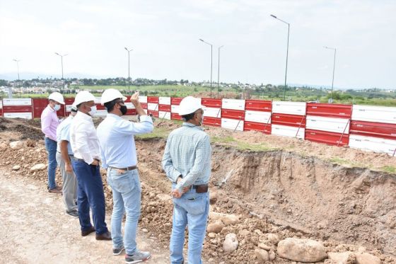 El ministro de Economía y Servicios Públicos, Roberto Dib Ashur, supervisó el avance de los trabajos que se realizan para la construcción de la circunvalación noroeste que unirá la ruta provincial 28 con la avenida Bolivia.