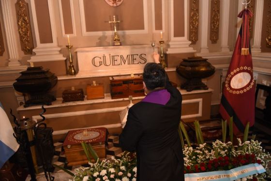 El Gobernador encabezó los actos centrales organizados por el 237 aniversario del nacimiento de Martín Miguel de Güemes. En la plaza 9 de Julio, Catedral y Campo Histórico La Cruz