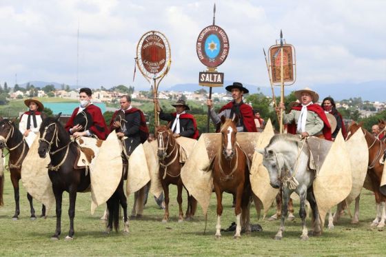 El Gobernador encabezó los actos centrales organizados por el 237 aniversario del nacimiento de Martín Miguel de Güemes. En la plaza 9 de Julio, Catedral y Campo Histórico La Cruz