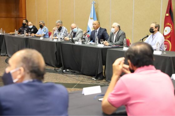 Ministros del Ejecutivo Provincial dialogaron con referentes gremiales de las áreas de educación, salud, seguridad y administración central.