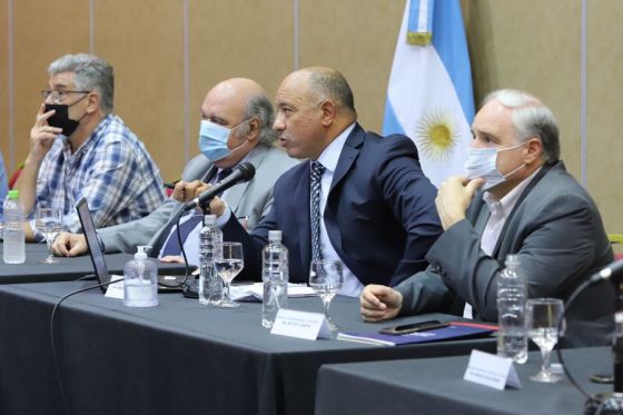 Ministros del Ejecutivo Provincial dialogaron con referentes gremiales de las áreas de educación, salud, seguridad y administración central.