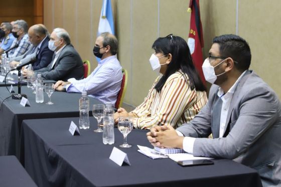 Ministros del Ejecutivo Provincial dialogaron con referentes gremiales de las áreas de educación, salud, seguridad y administración central.