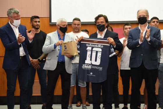 El gobernador Gustavo Sáenz recibió en Casa de Gobierno a los jugadores, cuerpo técnico y dirigentes del Centro Juventud Antoniana que lograron el ascenso al Torneo Federal A