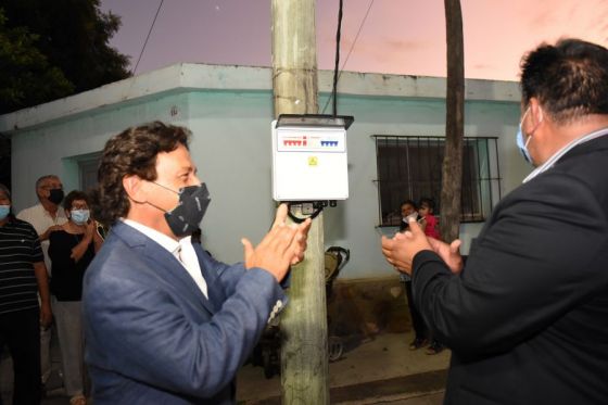 El mandatario habilitó el nuevo alumbrado público en las 20 cuadras que también se pavimentaron en calle Islas Malvinas de la localidad.