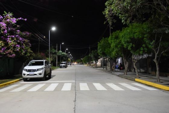 El mandatario habilitó el nuevo alumbrado público en las 20 cuadras que también se pavimentaron en calle Islas Malvinas de la localidad.