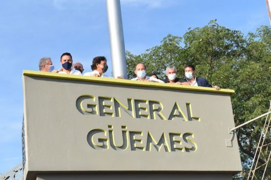 El gobernador Gustavo Sáenz recorrió en General Güemes las obras de construcción del Parque Lineal de Ingreso a la ciudad, la ejecución de dos plazas en el barrio 200 viviendas, al este del municipio y un predio para la EET Nikola Tesla.