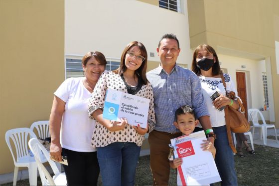 El mandatario salteño destacó que son 295 familias salteñas las que hoy recibieron las llaves de su techo propio. En tanto el Presidente afirmó que “nunca en la Argentina se dio que en un mismo momento se haga tanta obra pública”.