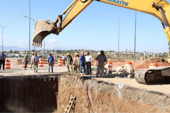 El mandatario recorrió los trabajos que se ejecutan en la construcción del puente sobre ruta 28, los terraplenes más alcantarillados en la futura autopista y el desvío de avenida Arenales.