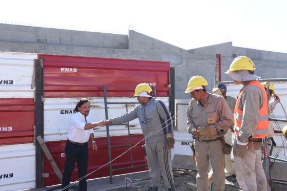 El mandatario recorrió los trabajos que se ejecutan en la construcción del puente sobre ruta 28, los terraplenes más alcantarillados en la futura autopista y el desvío de avenida Arenales.