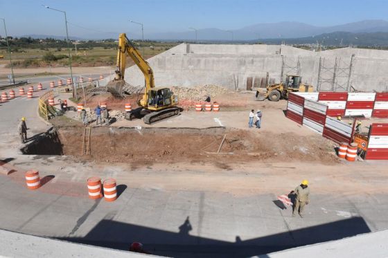 El mandatario recorrió los trabajos que se ejecutan en la construcción del puente sobre ruta 28, los terraplenes más alcantarillados en la futura autopista y el desvío de avenida Arenales.