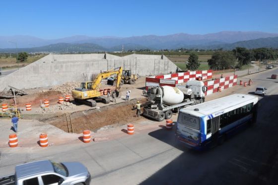 El mandatario recorrió los trabajos que se ejecutan en la construcción del puente sobre ruta 28, los terraplenes más alcantarillados en la futura autopista y el desvío de avenida Arenales.