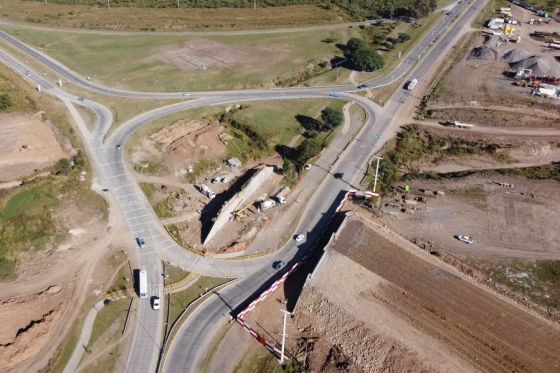 El mandatario recorrió los trabajos que se ejecutan en la construcción del puente sobre ruta 28, los terraplenes más alcantarillados en la futura autopista y el desvío de avenida Arenales.