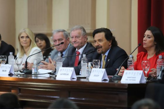 El Gobernador encabezó la apertura de la 1° sesión plenaria 2022 del Parlamento del NOA con la participación de vicegobernadores y 70 legisladores de Salta, Jujuy, Catamarca, La Rioja, Tucumán y Santiago del Estero