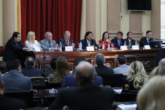 El Gobernador encabezó la apertura de la 1° sesión plenaria 2022 del Parlamento del NOA con la participación de vicegobernadores y 70 legisladores de Salta, Jujuy, Catamarca, La Rioja, Tucumán y Santiago del Estero