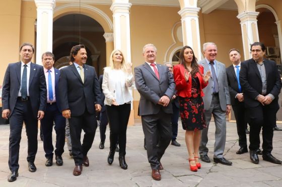 El Gobernador encabezó la apertura de la 1° sesión plenaria 2022 del Parlamento del NOA con la participación de vicegobernadores y 70 legisladores de Salta, Jujuy, Catamarca, La Rioja, Tucumán y Santiago del Estero