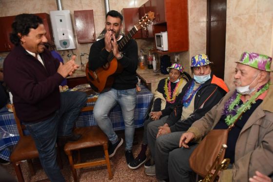 En la oportunidad compartió con los 16 abuelos residentes y el personal los festejos programados para esta fecha.