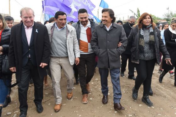 Se ejecutarán en barrio Nueva Esperanza 2 del municipio. Abarcan conexiones domiciliarias e intradomiciliarias de agua y electricidad; cloacas, cordón cuneta, badenes, desagües, enripiado y pozo de agua